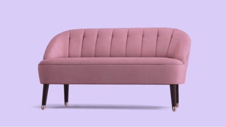 Imagem de um sofa com a cor rose